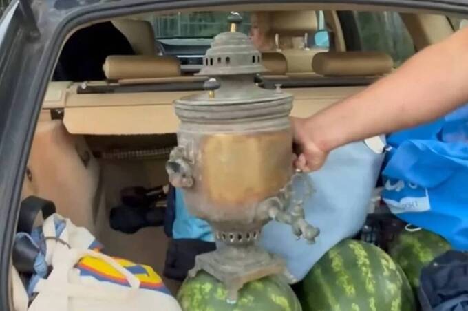 Іноземець заховав антикварний самовар між кавунами в багажнику (відео)