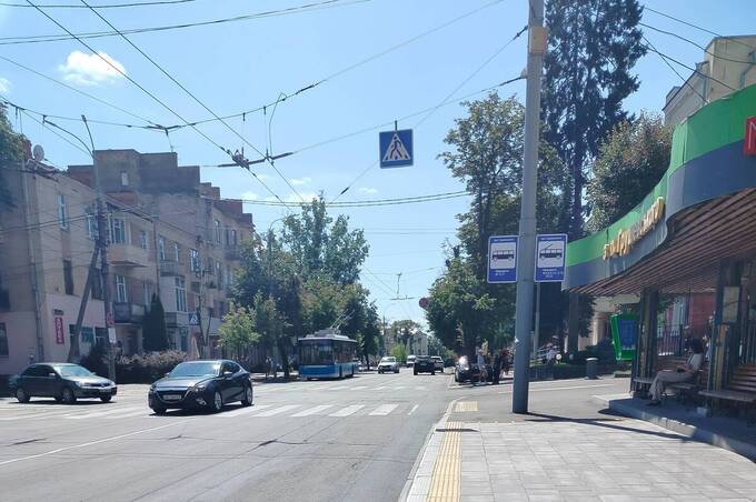 У Вінниці облаштували доступну зупинку на вулиці Грушевського