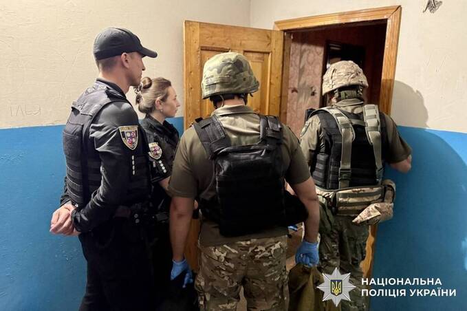У Вінниці чоловік “замінував” двері сусідки (відео)