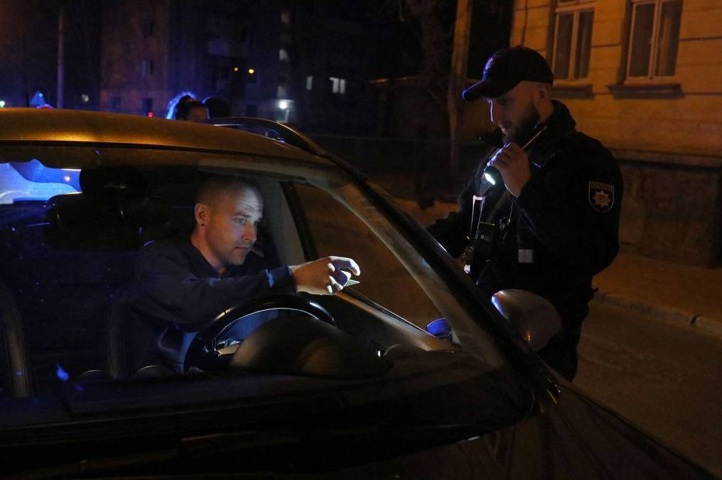 Кабмін пропонує штрафувати українців за порушення комендантської години