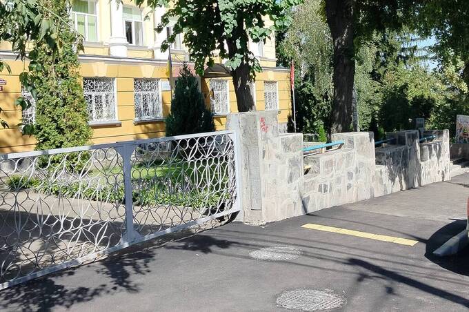 У Вінниці оновили територію біля третього ліцею (фото)