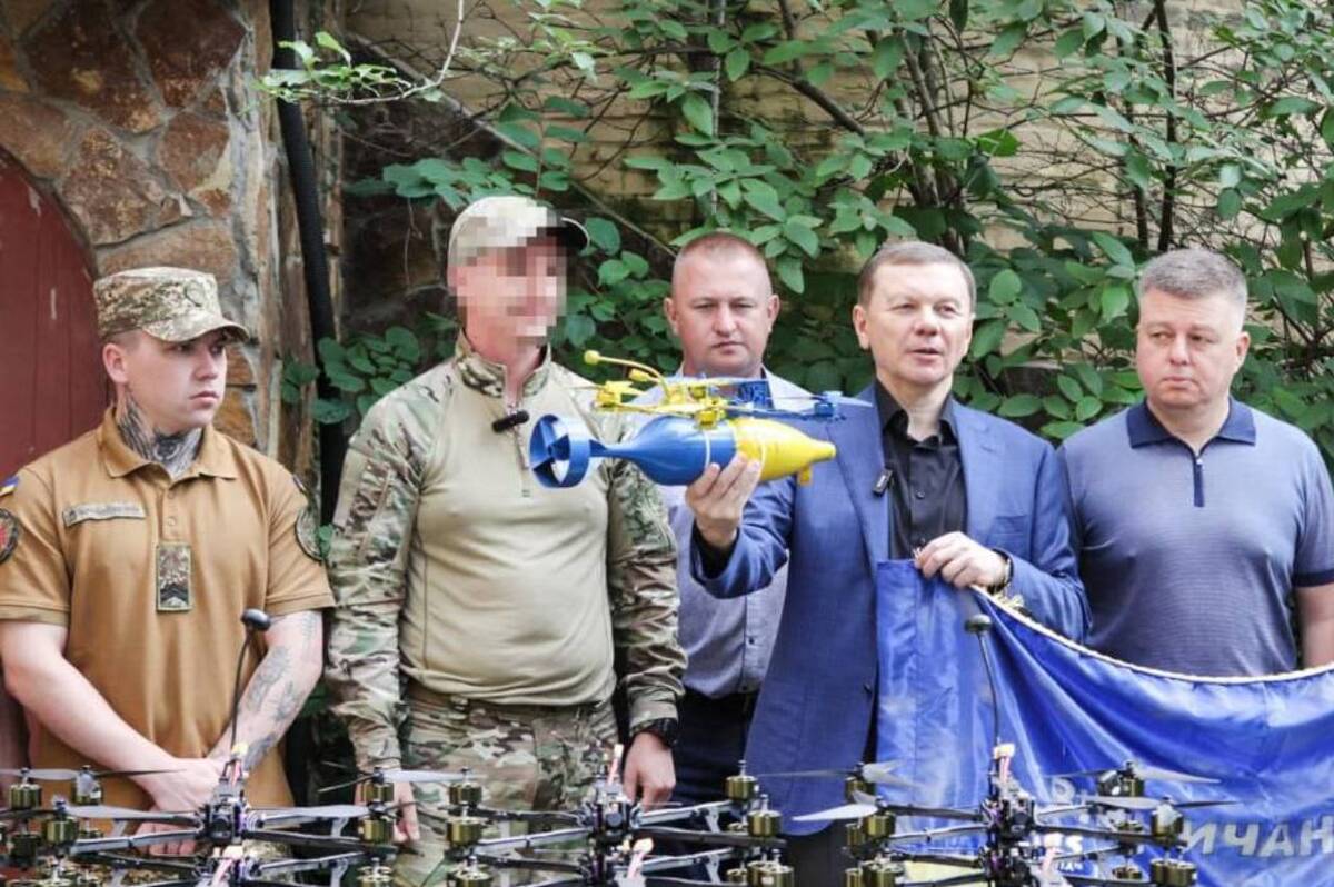 Міжрегіональний координаційний гуманітарний штаб передав військовим 300 FPV-дронів та наземний роботизований комплекс