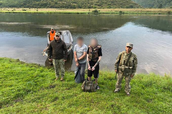 Дністер не став перепусткою: прикордонники зняли з води «плавців-екстремалів»