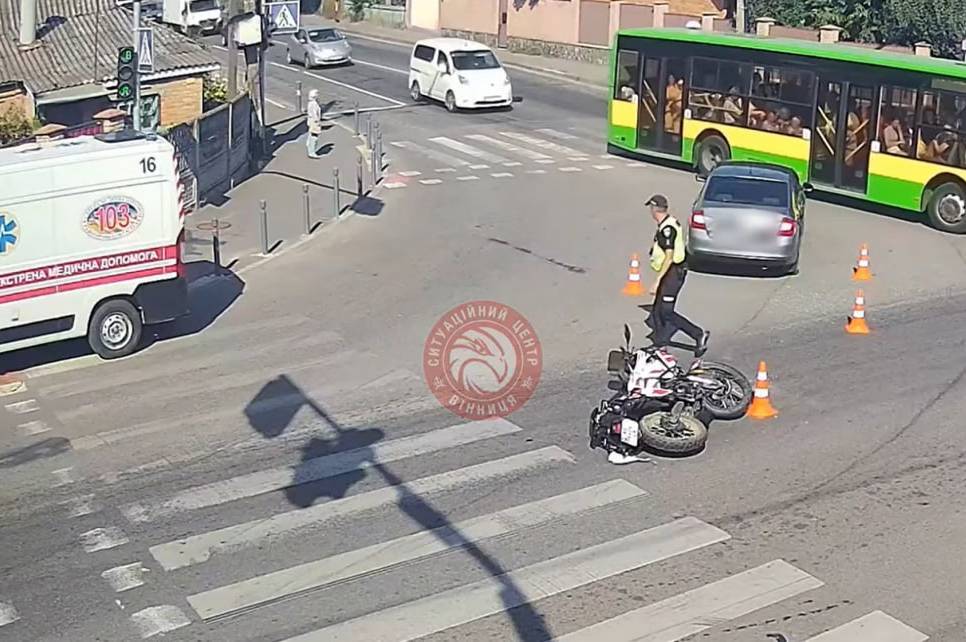 У Вінниці Skoda зіткнулася з мотоциклом: постраждав водій двоколісного