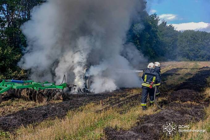 На полі в Мурованокуриловецькій громаді загорівся трактор