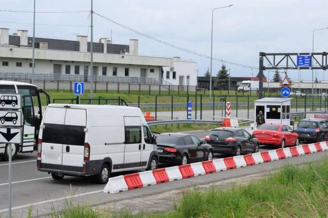 Перевірка тату і телефонів: мережею ширяться "страшилки" про перевірки на польському кордоні 