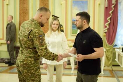 Зеленський вручив сертифікат на квартиру Герою України Володимиру Жданову з Ольгополя Зеленський вручив сертифікат на квартиру Герою України Володимиру Жданову з Ольгополя