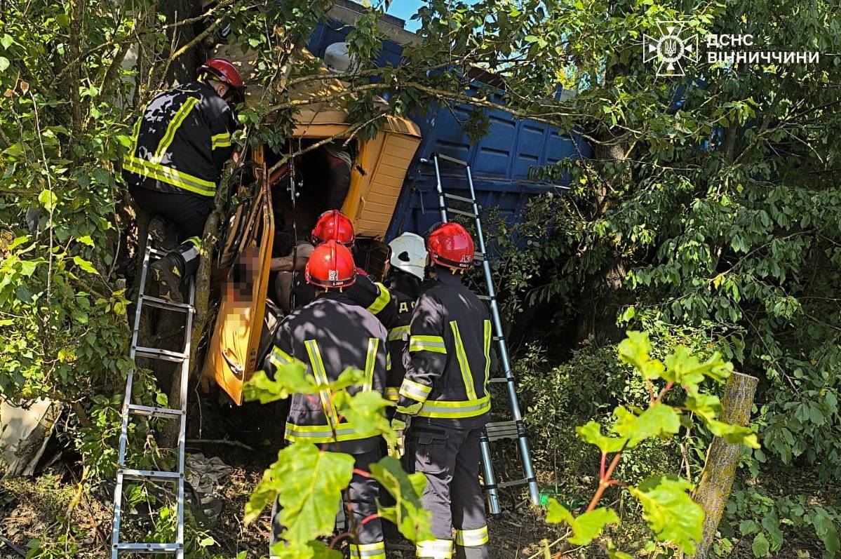 Вантажівка з’їхала у кювет і в’їхала в дерево: рятувальники врятували водія на Вінниччині