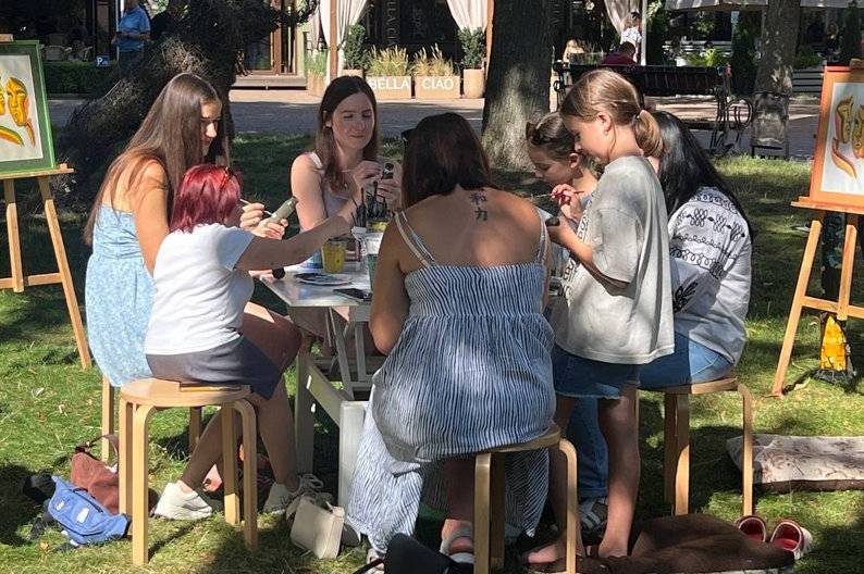 У Вінниці дружини нацгвардійців розписали гільзи, щоб зібрати авто для фронту