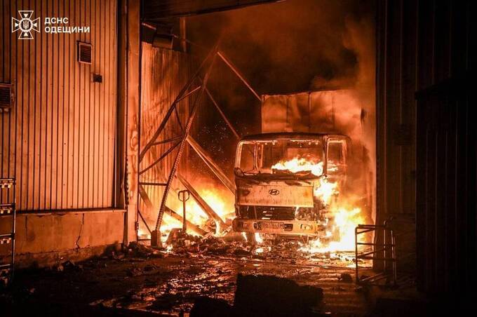 Нічна атака на Одесу: ДСНС показали перші фото після удару дронів