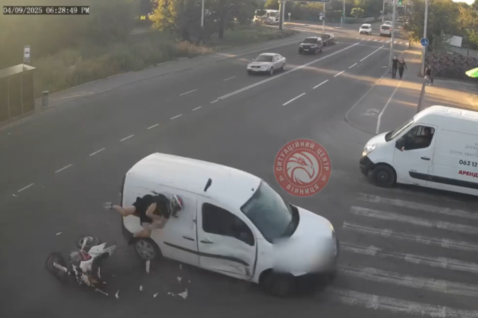 На Старому місті сталася страшна ДТП: постраждав 17-річний мотоцикліст (відео)