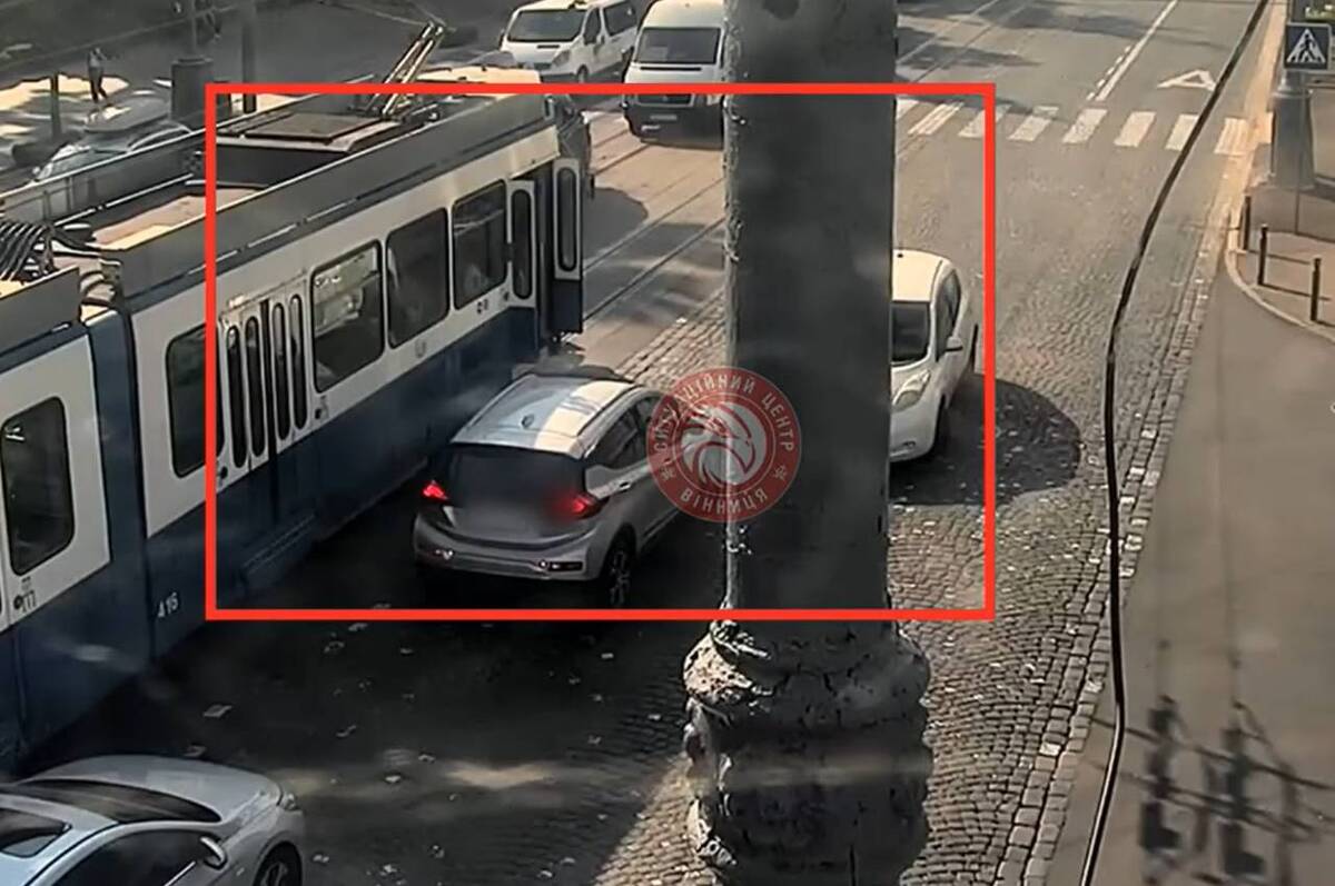 У центрі Вінниці Nissan протаранив трамвай і Chevrolet: водій утік з місця ДТП