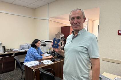 Після трьох років у полоні захисник оформив закордонний паспорт у Вінниці