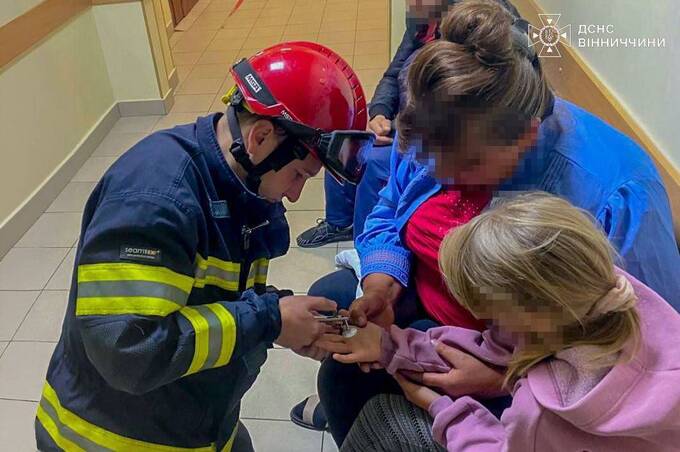 Дівчинка ледь не втратила палець через небезпечну гру з металевою шайбою