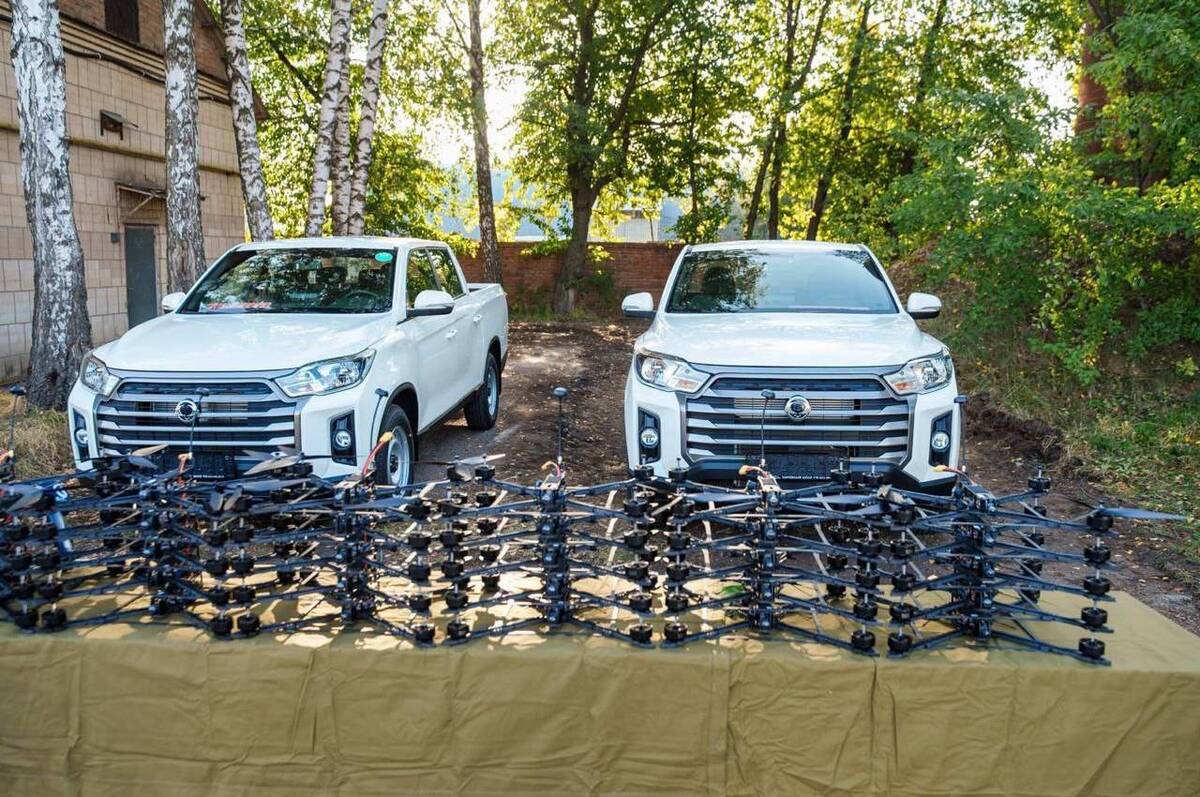 Міжрегіональний координаційний гуманітарний штаб передав нацгвардійцям 200 FPV-дронів та два позашляховики