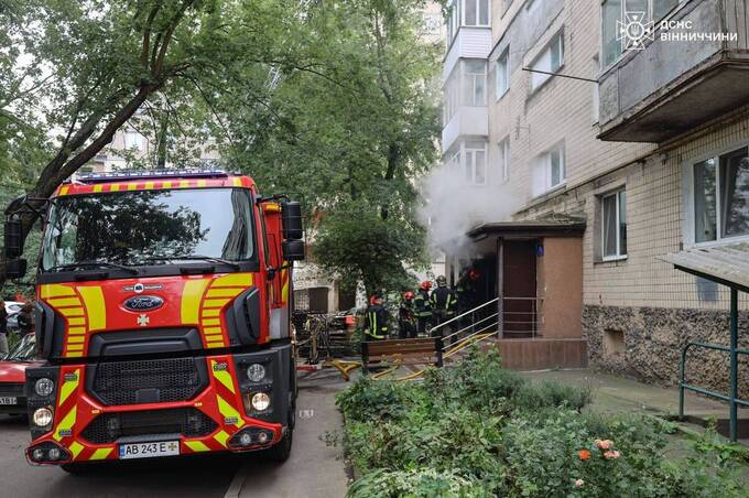 У Вінниці загорілася комора в багатоповерхівці: що стало причиною пожежі (відео)