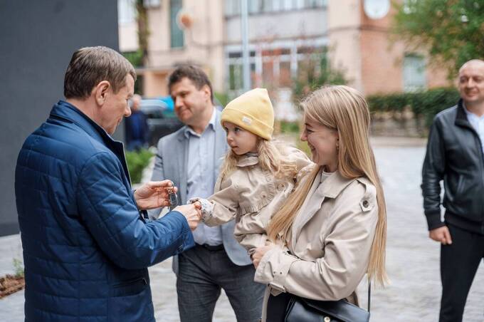 Учасники програми «Муніципальне житло» отримали ключі від квартир у багатоповерхівці на Скалецького