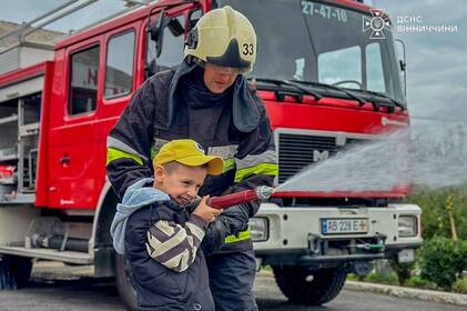 Вінницькі рятувальники провели для дітей урок безпеки Вінницькі рятувальники провели для дітей урок безпеки