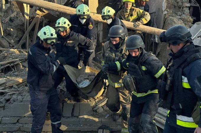 Запоріжжя зазнало масованого авіаудару: є загиблі та руйнування (фото)