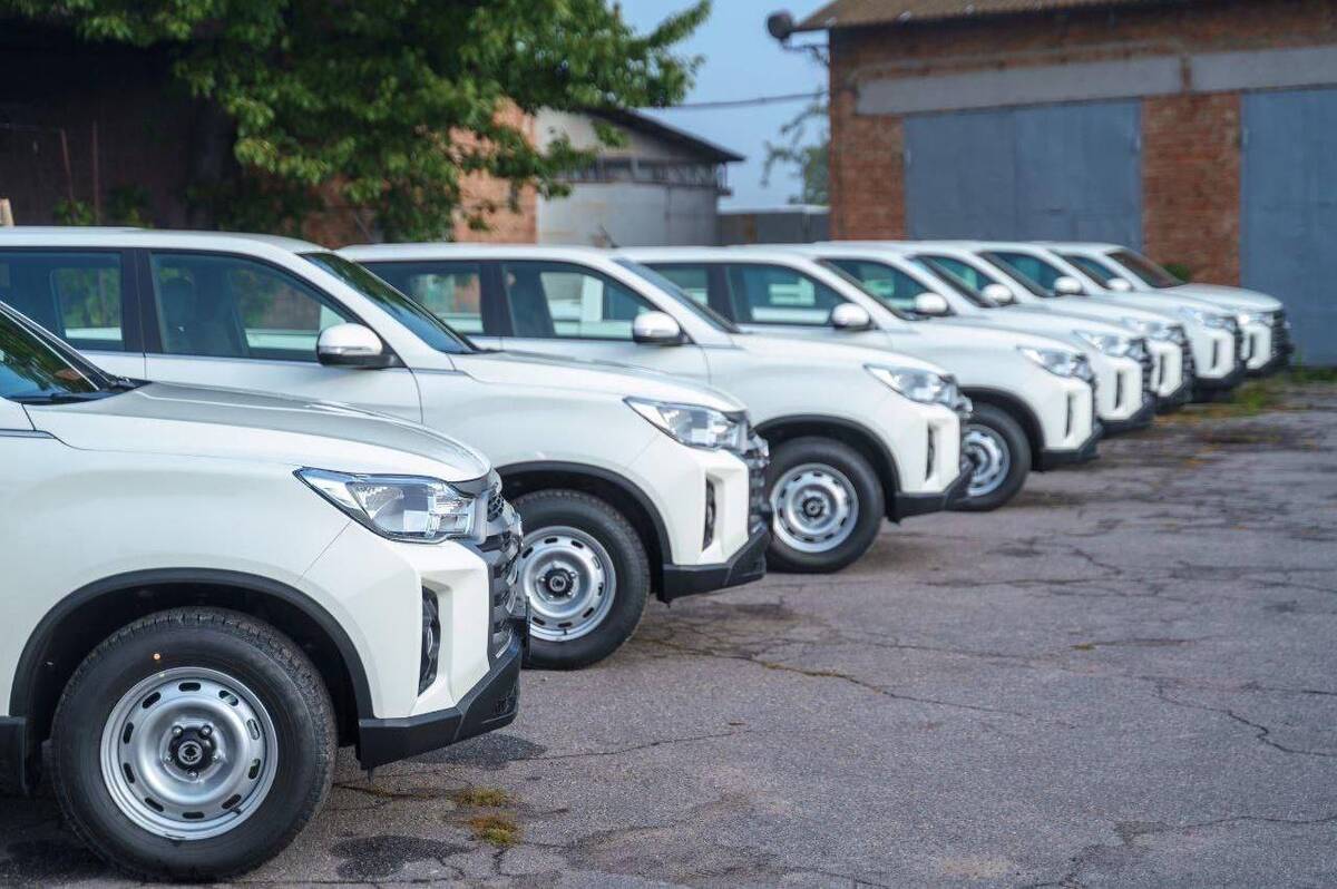 Міжрегіональний координаційний гуманітарний штаб передав трьом військовим підрозділам 400 FPV-дронів та вісім позашляховиків