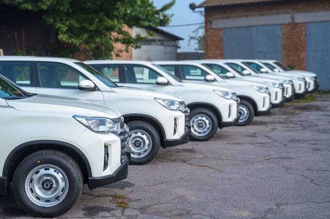 Міжрегіональний координаційний гуманітарний штаб передав трьом військовим підрозділам 400 FPV-дронів та вісім позашляховиків