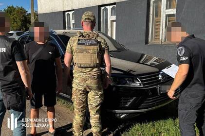 ДБР викрило експравоохоронця, який переправляв військовозобов'язаних за кордон на Вінниччині ДБР викрило експравоохоронця, який переправляв військовозобов'язаних за кордон на Вінниччині