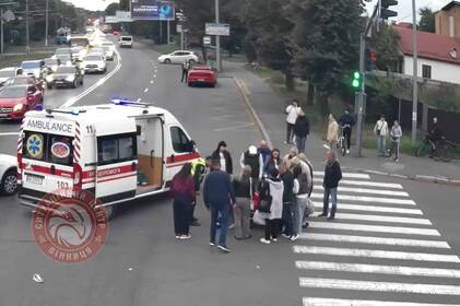 Жахливе ДТП у Вінниці: на Хмельницькому шосе збили дівчинку (відео) Жахливе ДТП у Вінниці: на Хмельницькому шосе збили дівчинку (відео)