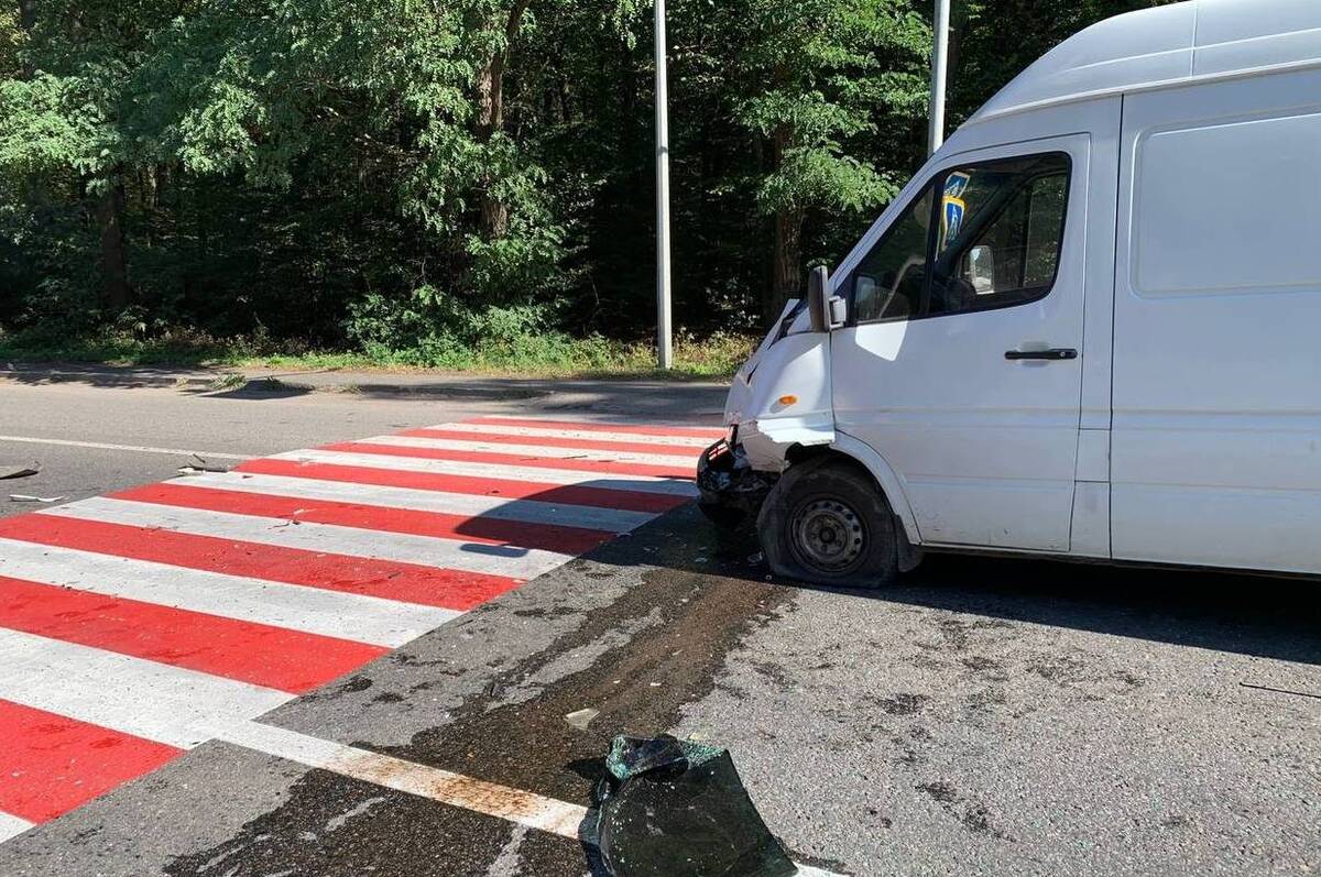 ДТП біля Стрижавки: Mercedes в’їхав у Volkswagen, постраждав пішохід