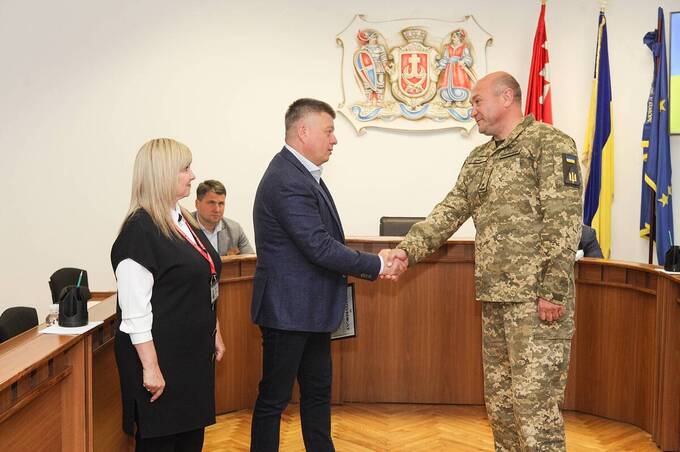 Ветеран Ігор Шамро отримав сертифікат на придбання авто від Вінницької міськради