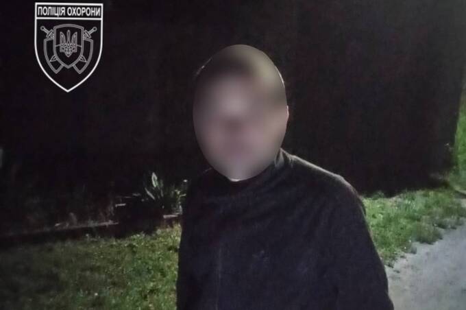 У Вінниці поліція затримала чоловіка, який уночі проник до приватного будинку