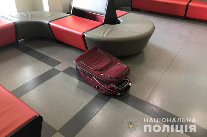 Через підозрілу валізу, знайдену в Прозорому офісі на Замостянській, евакуювали близько 120 людей