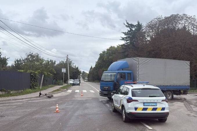 У Хмільнику вантажівка збила літнього чоловіка на електросамокаті