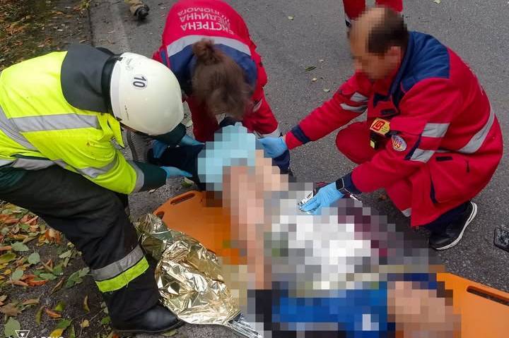 На Вінниччині машина злетіла в кювет: людей діставали рятувальники