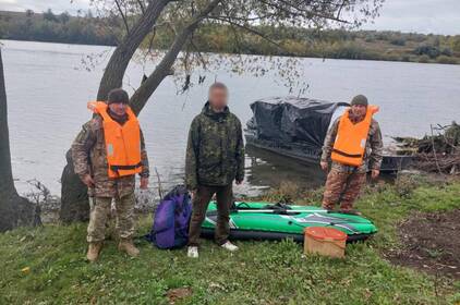 Каякер із Полтавщини намагався переплисти Дністер і потрапив у руки прикордонників Каякер із Полтавщини намагався переплисти Дністер і потрапив у руки прикордонників