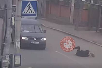 На вулиці Бучми у Вінниці автомобіль збив дівчину, яка перебігала дорогу (відео)