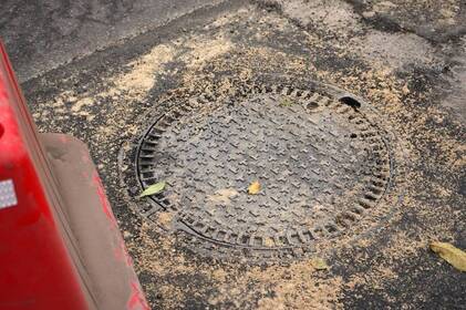 У Вінниці на Хмельницькому шосе встановлюють сучасні люки для безпечного та тихого руху