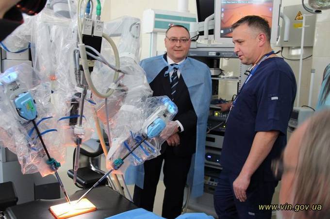 У Вінниці презентували  першого в Україні робота-хірурга daVinci