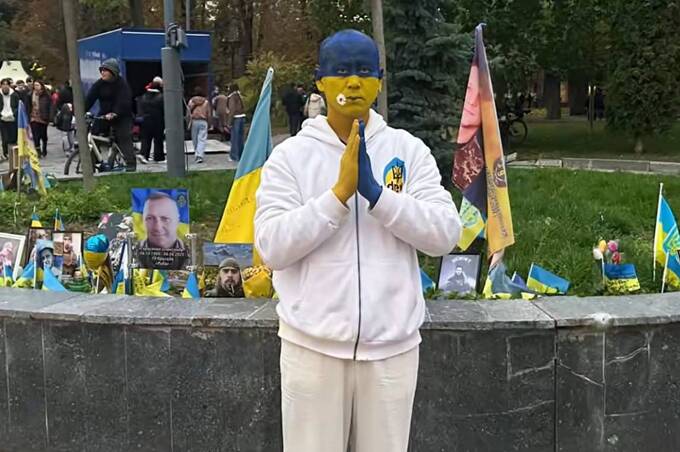 Китайський художник подорожує Україною з посланням миру: Вінниця стала новою зупинкою Китайський художник подорожує Україною з посланням миру: Вінниця стала новою зупинкою