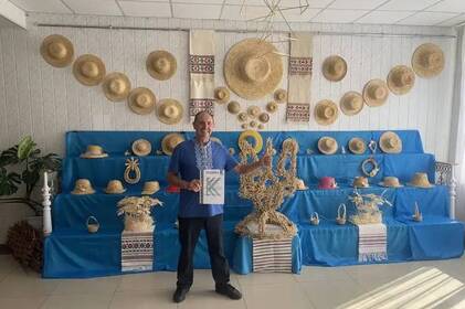 Майстер з Вінниччини сплів найбільший капелюх з соломи й потрапив до Книги рекордів (фото) Майстер з Вінниччини сплів найбільший капелюх з соломи й потрапив до Книги рекордів (фото)