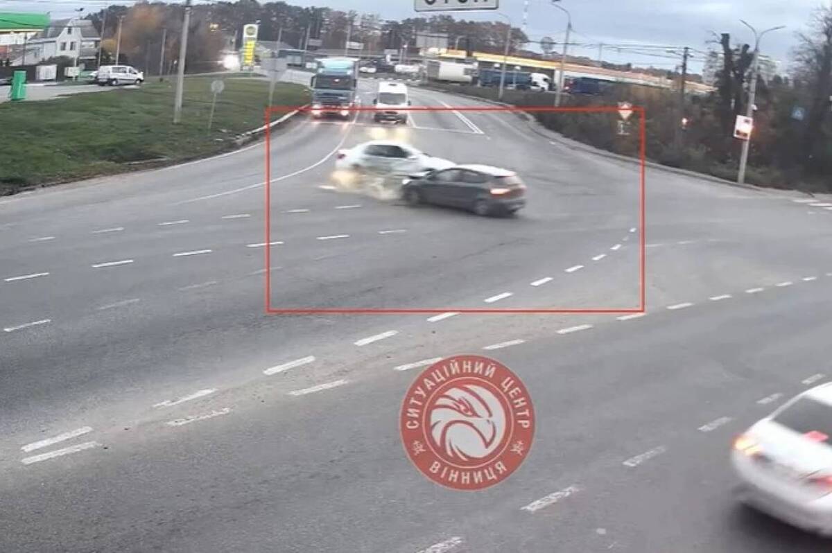 На Хмельницькому шосе у Вінниці зіткнулися дві автівки: пасажири госпіталізовані (відео)