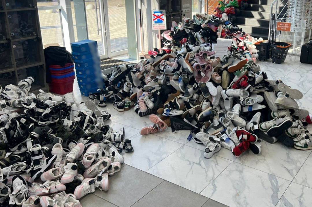 На Вінниччині викрили мережу магазинів, що продавали підробки світових брендів На Вінниччині викрили мережу магазинів, що продавали підробки світових брендів