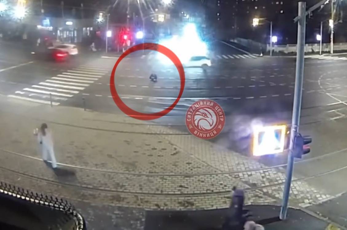 У Вінниці чоловік кидався на автівки, а потім всівся посеред дороги (відео) У Вінниці чоловік кидався на автівки, а потім всівся посеред дороги (відео)