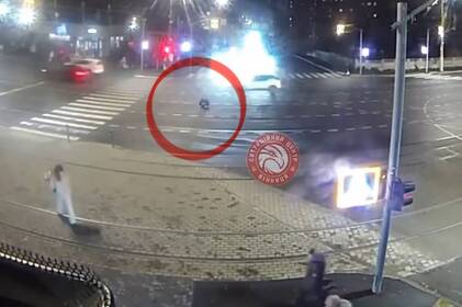 У Вінниці чоловік кидався на автівки, а потім всівся посеред дороги (відео) У Вінниці чоловік кидався на автівки, а потім всівся посеред дороги (відео)