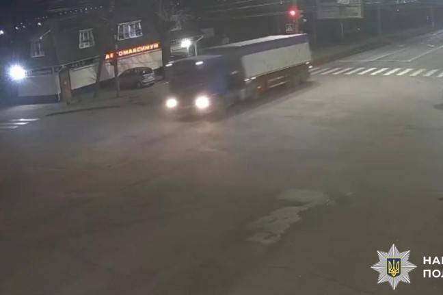 На вулиці Максима Шимка загинув чоловік під колесами вантажівки На вулиці Максима Шимка загинув чоловік під колесами вантажівки