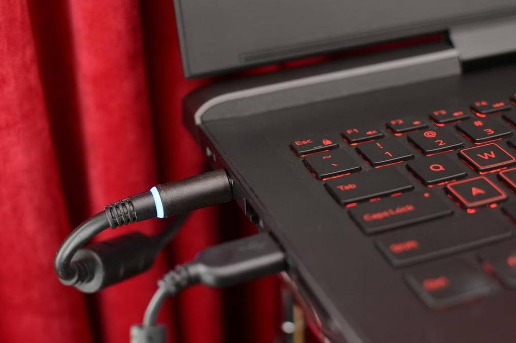 Що буде, якщо постійно тримати ноутбук на зарядці