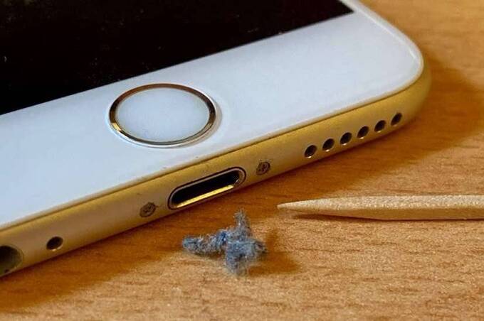 Як почистити роз'єм зарядки смартфона вручну: є тільки один правильний спосіб