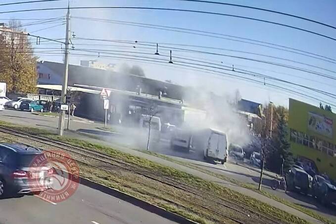 У Вінниці на парковці біля супермаркету загорівся мікроавтобус (відео)