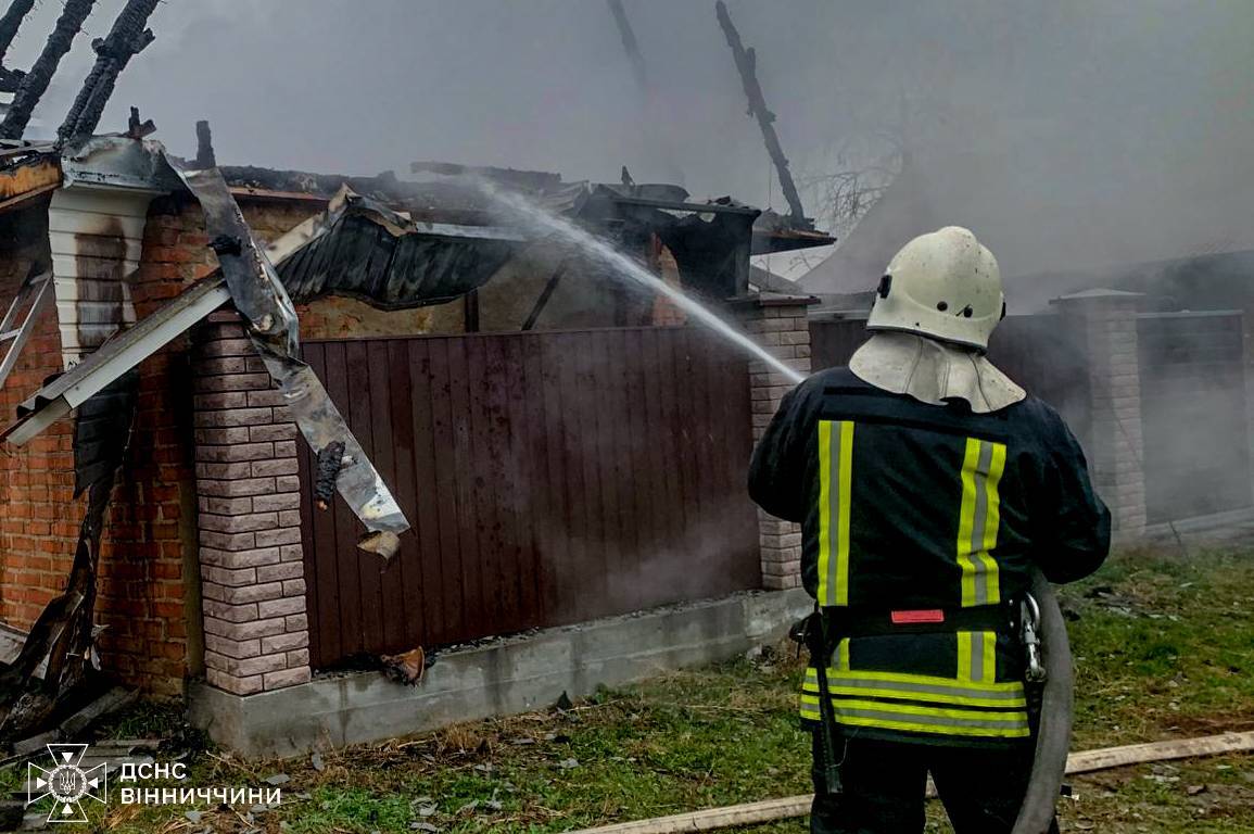 На Вінниччині через коротке замикання спалахнула господарча будівля (фото)