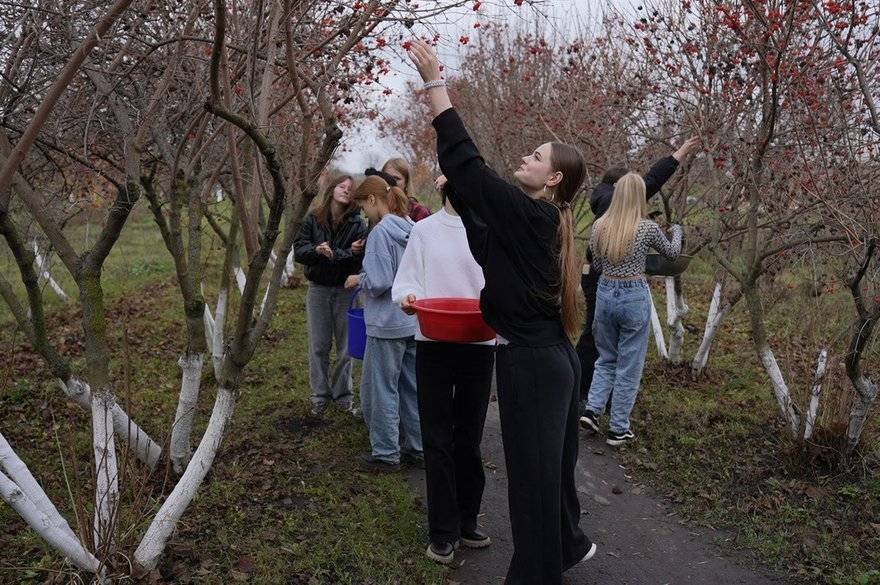 Солодка підтримка фронту: школярі з Калинівки готують варення для військових