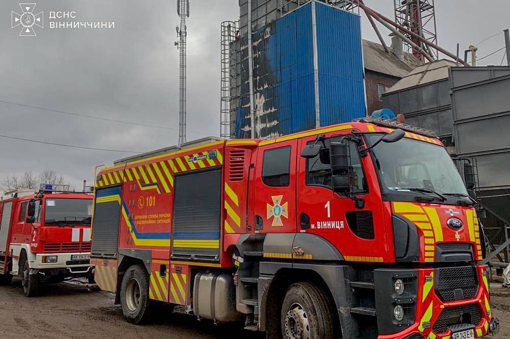 У Пултівцях на Вінниччині рятувальники ліквідували пожежу в зерносушарці